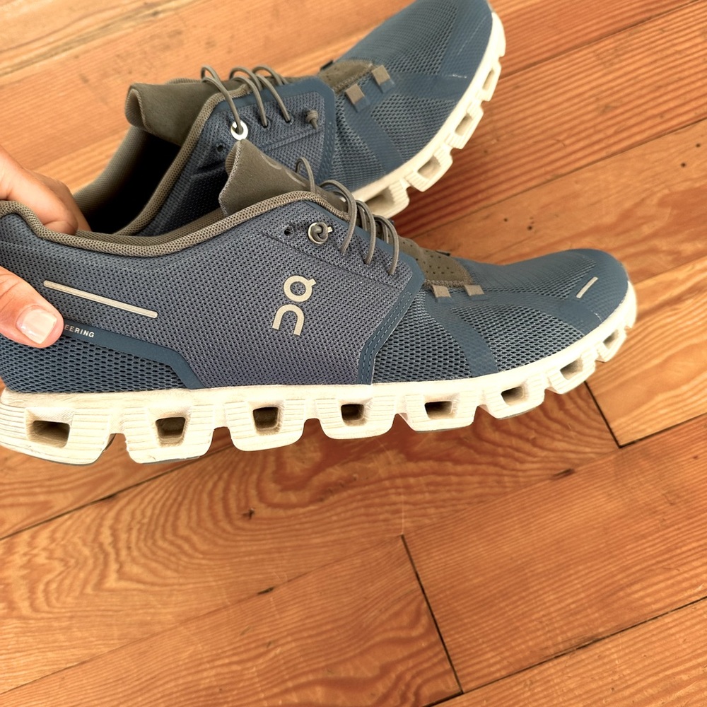 Like new pair of men’s on cloud running shoes